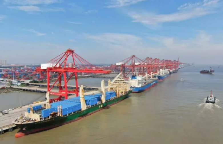 Breach 10,000 boxes! Doubling of the export volume of energy storage cabinets from Taicang Port