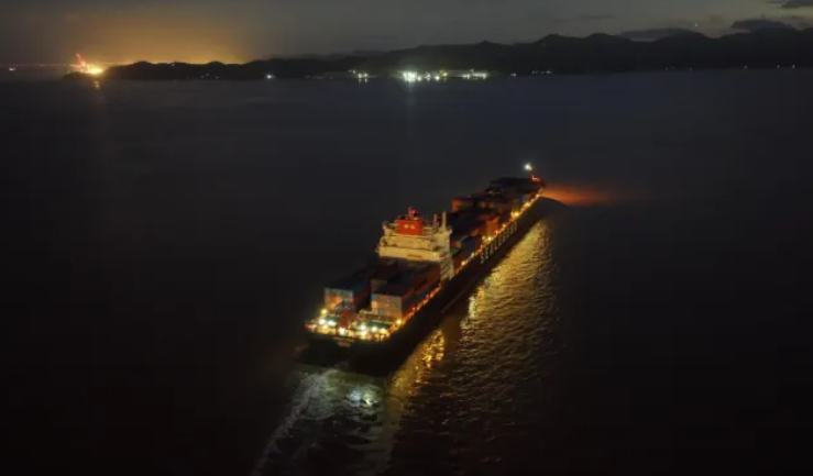 The world's first China-Europe Arctic container express route, with a direct journey to Europe of about 18 days, was officially launched from theingbo-Zhoushan Port.