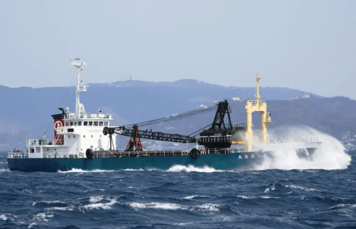 Alarm! The cargo ship took in serious water and partially sank, all the crew members were rescued.