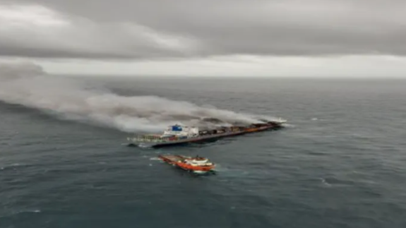 December 30th news: the Wanhai 503 has completed unloading, successfully offloading 1,696 containers