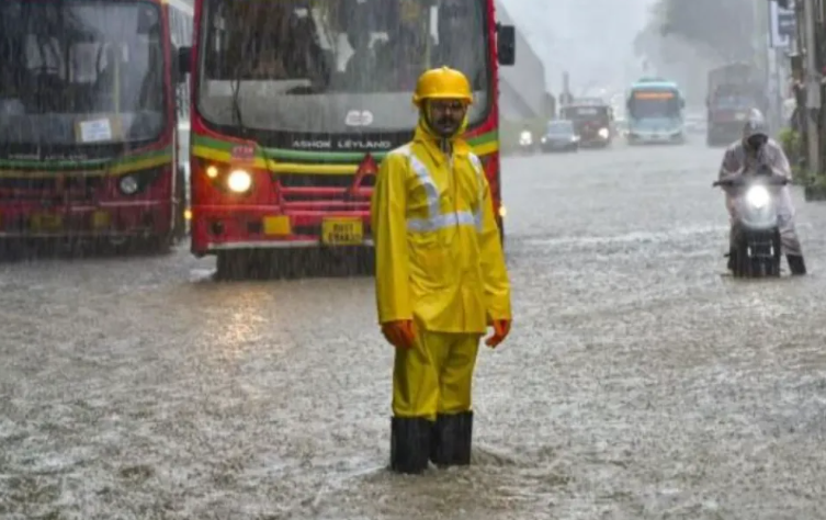 Red Alert Issued for Mumbai and Surrounding Regions as Extreme Rainfall Disrupts Port and Logistics