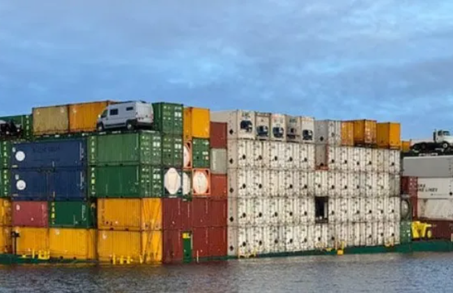 突发！一载有约300个集装箱的货船航行途中进水