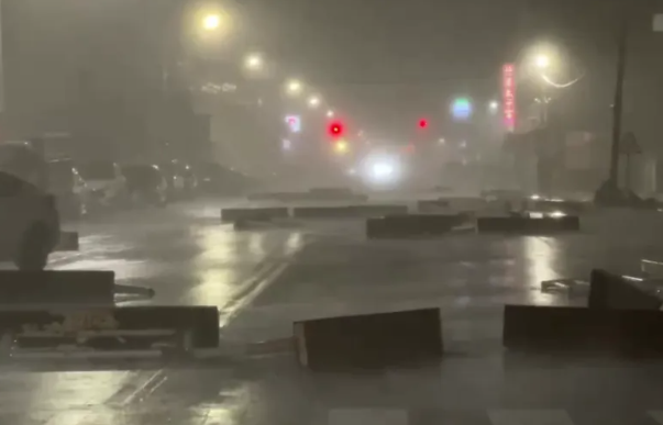 港口停运，货车2秒翻覆，航班大面积取消，部分列车停运！台风“丹娜丝”登陆台湾