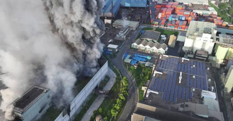 突发！高雄小港区一锂电池工厂起火爆炸，现场浓烟滚滚