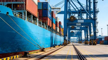 How independent freight forwarders hedge ocean freight rates volatility during unpredictable peak shipping cycles
