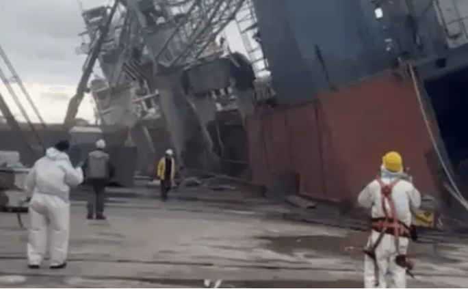 The cargo ship suddenly capsized, resulting in two deaths and multiple injuries!