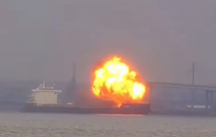 美国巴尔的摩港一货船爆炸起火，现场浓烟滚滚