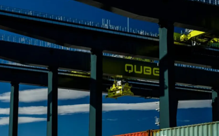 A $7.5 billion bidding war has erupted! Australian financial giants want to "take down" the country's logistics giant.