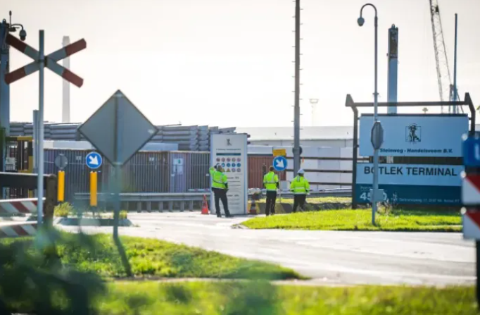 Deadly accident at the Port of Rotterdam! A man was crushed to death while unloading the hold of a ship.