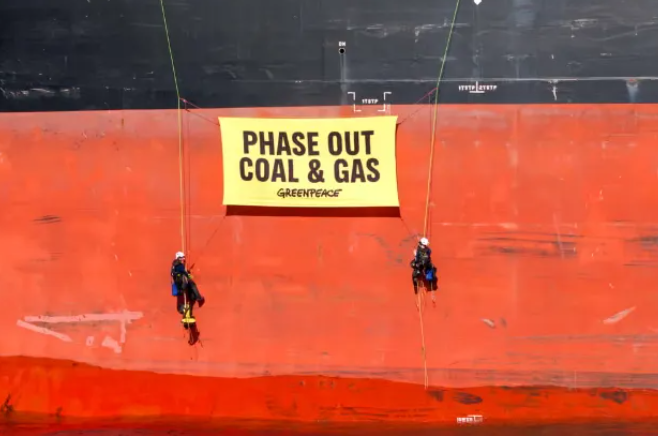 The country's largest bulk cargo port is facing operational disruptions! A storm of protests has swept through, leading to multiple arrests.