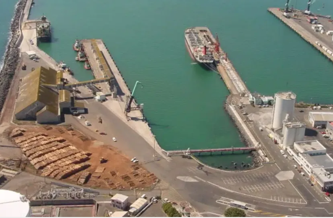 Port operations suspended! A cargo ship carrying hazardous materials caught fire.