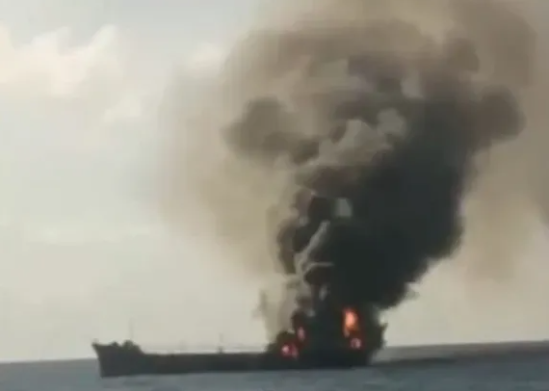 突发！一油轮起火冒出大量浓烟，船员伤亡