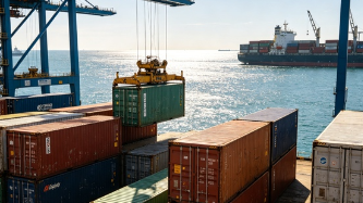 How to select key carriers that offer guaranteed space commitments during peak holiday surges