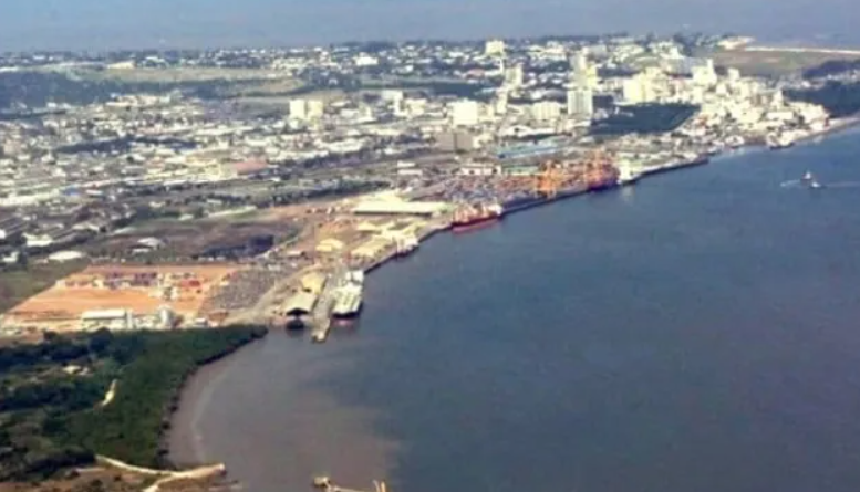 A ship capsized in the harbor! 7 people missing, many injured.