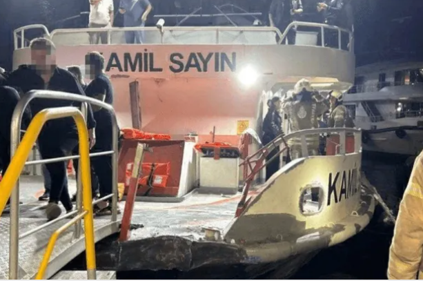 Breaking news! A cargo ship collided with a ferry, resulting in serious injuries to 12 people, and the cause of the accident is under investigation
