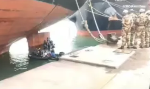 一中国船员在港口从货船坠海，搜救正在进行中！