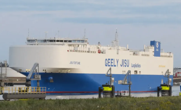 Cargo ship out of control! Collided with the lock at the time of departure, shipping channel closed.