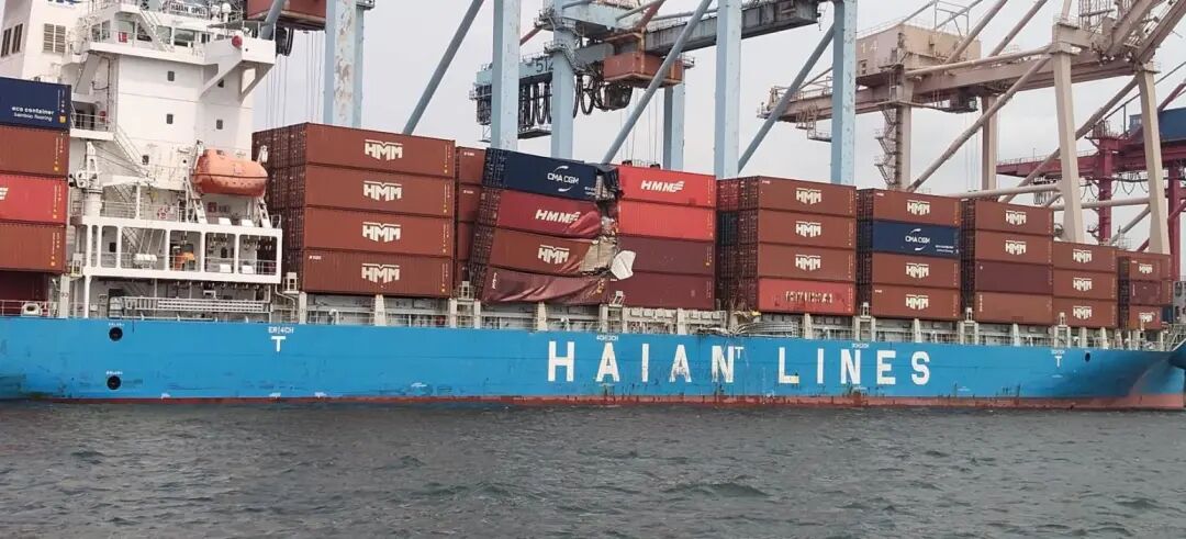 四个集装箱落海，两船遭管制出港，高雄港再发集装箱船擦撞事故！