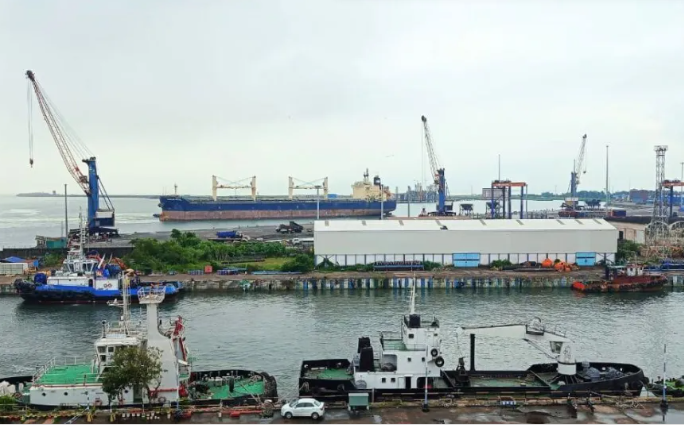 A cargo ship seized at an Indian port! The ship owner reveals a dispute over a 200 million debt!